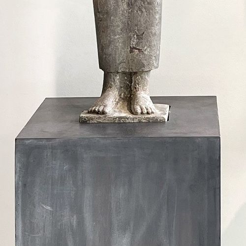 Frühe Buddha-Figur. 石灰岩，全雕，有岁月的痕迹(损坏/重修)。中国，北齐时期，550-577。高91厘米。装饰品，自由站立在铁制底座上。总高&hellip;