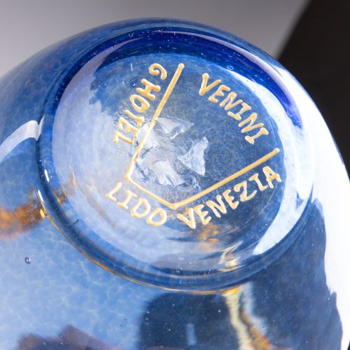 Venini - Vaso con crinolina Vase avec crinoline
Verre soufflé bleu et crinoline &hellip;