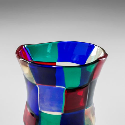 Fulvio Bianconi, Vaso della serie Pezzati 佩扎蒂系列花瓶
剥皮吹制的玻璃，带有透明的稻草，红色，蓝宝石和绿色的魔方（巴&hellip;