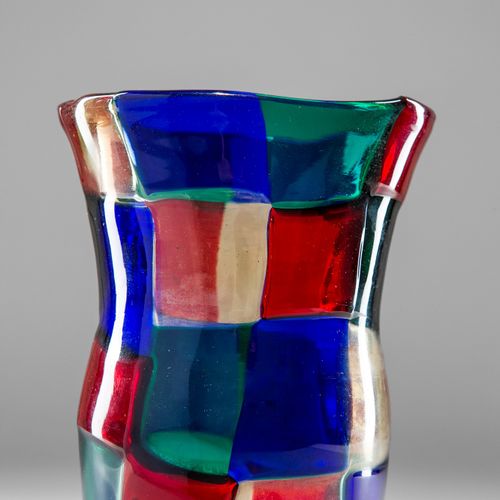 Fulvio Bianconi, Vaso della serie Pezzati 佩扎蒂系列花瓶
剥皮吹制的玻璃，带有透明的稻草，红色，蓝宝石和绿色的魔方（巴&hellip;