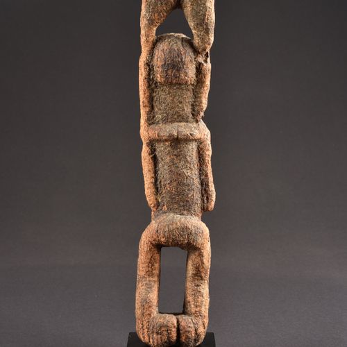 A Dogon Figure, "bras levées" 手臂抬起的人物，"bras levées" Dogon, Mali Mit Sockel / wit&hellip;