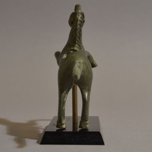 Null 马的塑像

罗马，2.3.公元三世纪

青铜，长=12厘米（4 3/4英寸）



出处。

瑞士私人收藏，巴塞尔。2021年在英国艺术市场上购买。
&hellip;