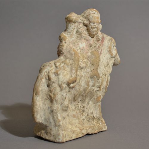 Null Sileno su Ariete

Canosan, 4.-3. Secolo a.C.

Terracotta, L = 12,4 cm (4 7/&hellip;