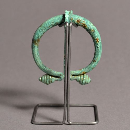 Null Fibule oméga

Romain, 1.-3. Siècle après J.-C.

Bronze, D = 0,2 cm (1 21/32&hellip;