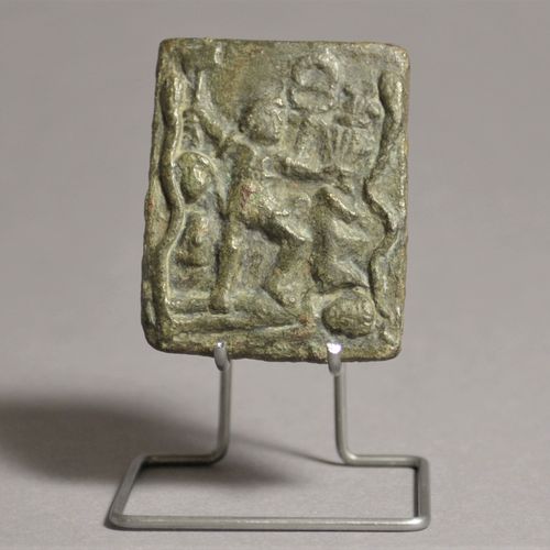 Null Plaque mystère

Romaine, 2.-3. Siècle après J.-C.

Bronze, H = 4,1 cm (1 39&hellip;