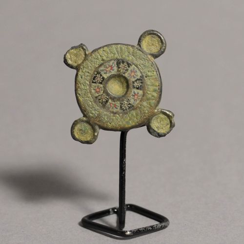 Null Application Millefiori

Romain, 3e siècle après J.-C.

Bronze / Verre, L = &hellip;