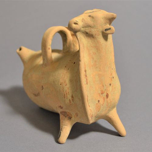 Null Aryballos in the shape of a bull

Sicilian, 6. Century B.C.

Terracotta, L &hellip;