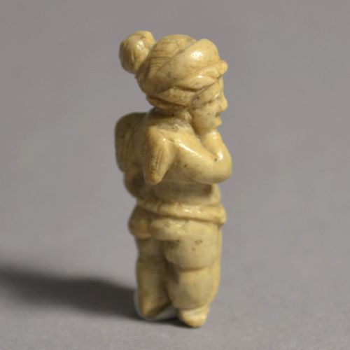 Null Eros miniature

Romaine, 2.-3. Siècle après J.-C.

Os, H = 3,5 cm (1 3-8 po&hellip;