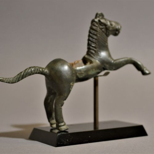 Null Estatuilla de un caballo

Romano, 2.-3. Siglo D.C.

Bronce, L = 12 cm (4 3/&hellip;
