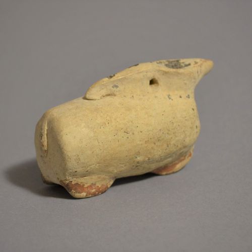 Null 兔子形状的Aryballos

科林斯时代，公元前5世纪。

兵马俑，长=7厘米（2 7/8英寸）



出处。

瑞士私人收藏家Bonsera。在斯&hellip;
