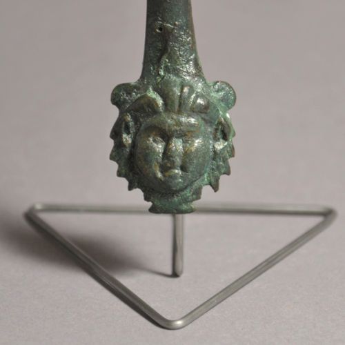 Null Poignée avec la chaleur de Medusa

Romain, 1er siècle après J.-C.

Bronze, &hellip;