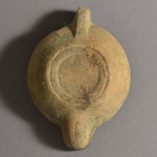 Null Lampada ad olio con cane o leone

Romano, 2. Secolo d.C.

Terracotta, L = 1&hellip;