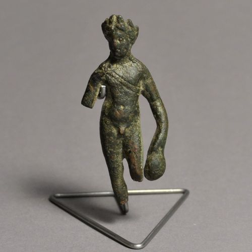 Null Statuette d'Apollon

Romaine, IIe siècle après J.-C.

Bronze, H = 5,2 cm (2&hellip;