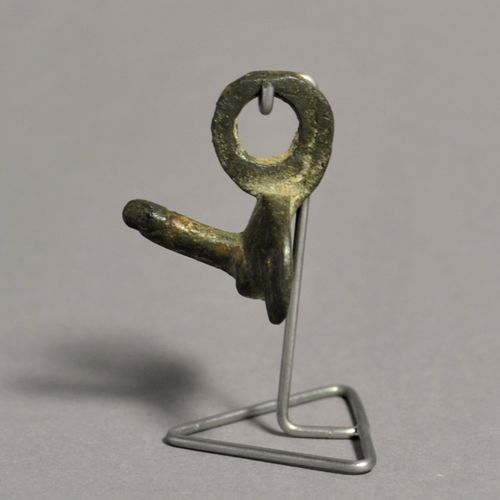 Null Amulette phallique

Romaine, 1.-3. Siècle après J.-C.

Bronze, H = 2,5 cm (&hellip;