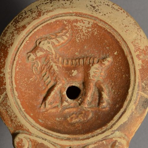 Null Lámpara de aceite con macho cabrío

Romano, siglo I d.C.

Terracota, L = 11&hellip;