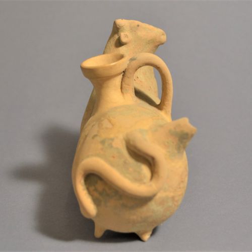 Null Aryballos en forma de toro

Sicilia, siglo VI a.C.

Terracota, L = 13,3 cm &hellip;