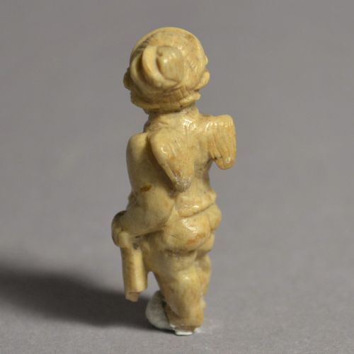 Null Eros miniature

Romaine, 2.-3. Siècle après J.-C.

Os, H = 3,5 cm (1 3-8 po&hellip;