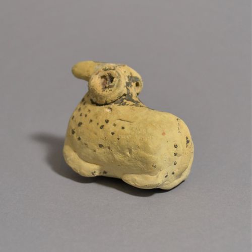 Null 公羊形状的Aryballos

科林斯时代，公元前5世纪。

兵马俑，长=7厘米（2 7/8英寸）



出处。

瑞士私人收藏家Bonsera。在斯&hellip;
