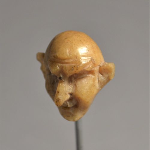 Null Tête d'un grotesque

Romain, 1.-3. Siècle après J.-C.

Os, H = 2 cm (3-4 po&hellip;