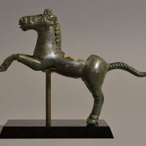 Null Statuetta di un cavallo

Romano, 2.-3. Secolo d.C.

Bronzo, L = 12 cm (4 3/&hellip;