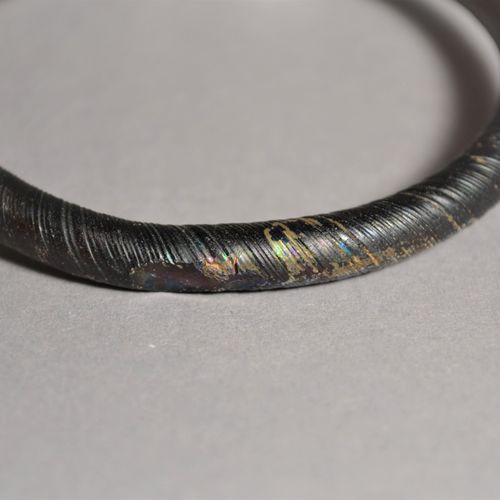Null Bangle

Romain, 1.-3. Siècle A.D.

Verre, D = 7 cm (2 3/4 inches)



Proven&hellip;