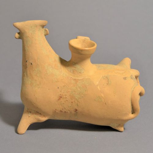 Null 公牛形状的Aryballos

西西里岛，公元前6世纪。

陶器，长=13.3厘米（5 1/4英寸）。



出处。

瑞士私人收藏家Bonsera，&hellip;