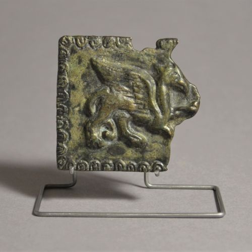 Null Insigne avec griffon

Romaine, 2.-3. Siècle après J.-C.

Bronze, H = 5,1 cm&hellip;