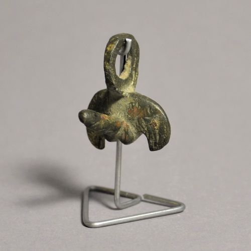 Null Amulette phallique

Romaine, 1.-3. Siècle après J.-C.

Bronze, H = 2,5 cm (&hellip;