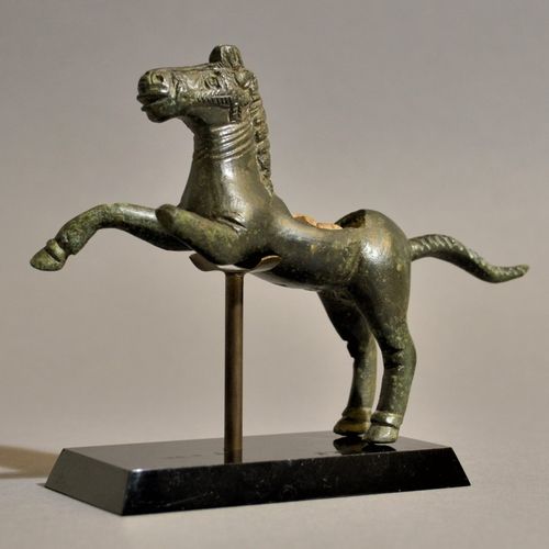 Null Statuetta di un cavallo

Romano, 2.-3. Secolo d.C.

Bronzo, L = 12 cm (4 3/&hellip;