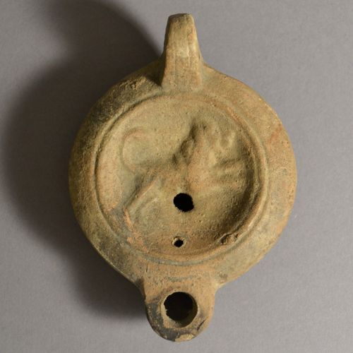 Null Lampada ad olio con cane o leone

Romano, 2. Secolo d.C.

Terracotta, L = 1&hellip;