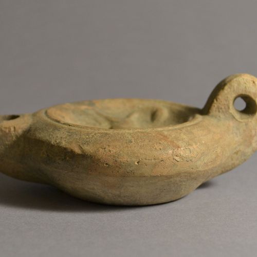 Null Lámpara de aceite con perro o león

Romano, siglo II d.C.

Terracota, L = 1&hellip;