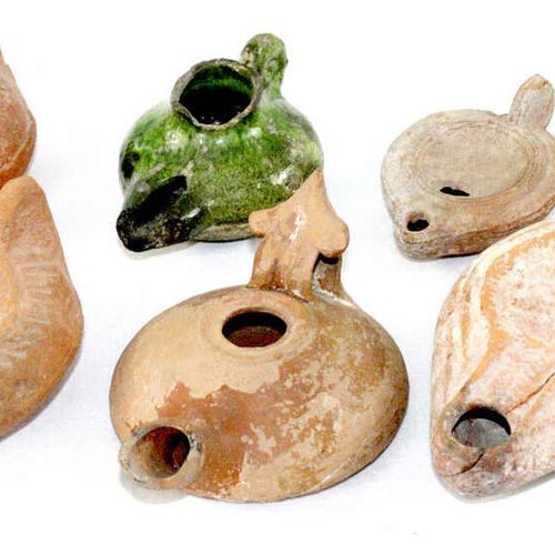 Null 罗马出土的陶瓷制品，9个罗马赤土油灯，公元2-3世纪。 部分形式有趣，还有一个彩色釉面的例子（伊斯兰？）
部分裂纹，修复，缺失部分
出处：Westph&hellip;
