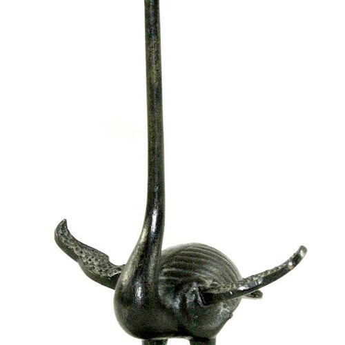 Null 中国和东南亚，中国，瓦利亚，铸铁雕塑。描绘的是鹤和鹿的混合生物，脖子拉长。高26厘米