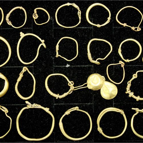 Null 黄金工艺品，罗马，罗马帝国时期的黄金珠宝，23个罗马耳环（7对和9个单件）。总重21.80克。
非常漂亮的
出处：Westphalian收藏。收藏品，&hellip;