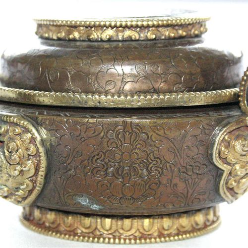 Null 中国和东南亚，西藏，带盖铜壶，20世纪初，用于装圣水。圆形，侧面有一个把手。镀金的装饰和边框。直径8.5厘米