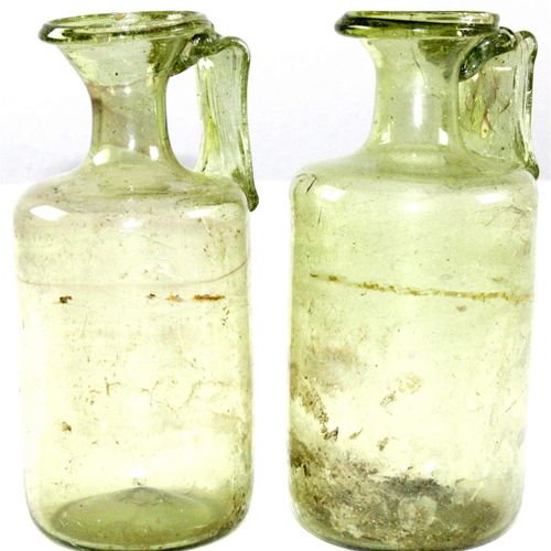 Null Scavi, Roma, oggetti in vetro, 2 vasi in vetro romano verde a un manico. Al&hellip;