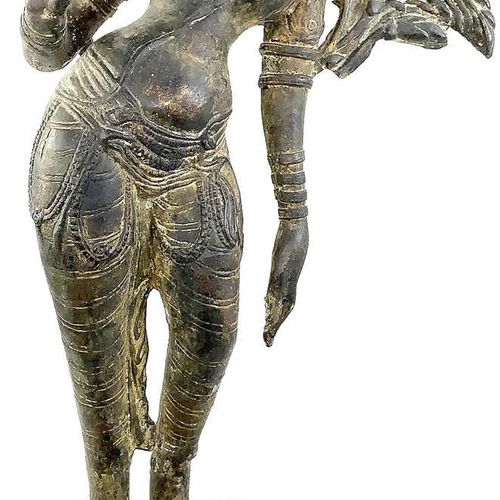 Null 中国和东南亚，印度，瓦利亚，女神的铜像，可能是毗湿奴，描绘了高冠，裸露的乳房，右手举起食指的手势。在一个木质底座上。总高度86厘米