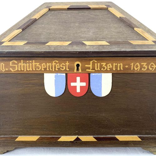 Null 奖牌，射击奖牌，瑞士，卢塞恩 来自艾德根的木箱。手绘和镶嵌。25,5 X 14 X 22厘米