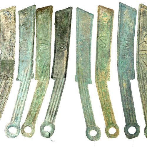 Null 中国和东南亚，中国，周朝公元前1122-255年，公元前400/220年的7把X明刀。都是比较罕见的变体，有目的地标签。
，非常好。哈蒂尔4.43。