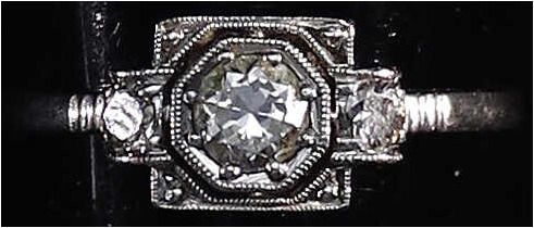 Null 黄金首饰和配饰 - 指环- 
女士戒指 PLATIN 950/1000，镶有1颗明亮型切割钻石，约0.25克拉，2颗明亮型切割钻石，各约0.05克拉。&hellip;