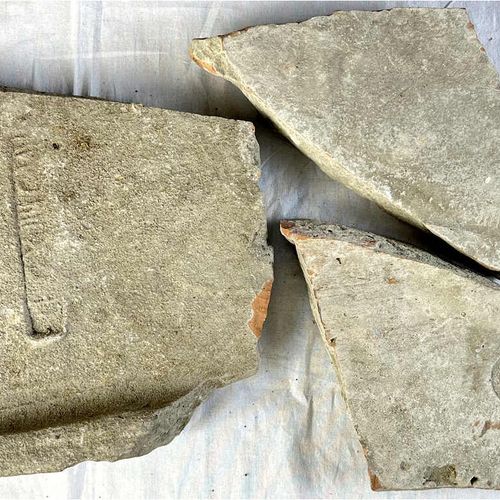 Null 发掘 - 罗马 - 地段
4个大的粘土碎片，上面有烧焦的罗马数字。约15至34厘米。出处：南德旧藏