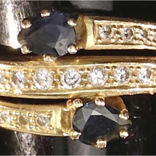 Null 黄金首饰和配饰 - 指环- 
黄金750/1000女士戒指。 镶嵌2颗大型水滴型蓝宝石和17颗小钻石。戒指尺寸19.5,03克