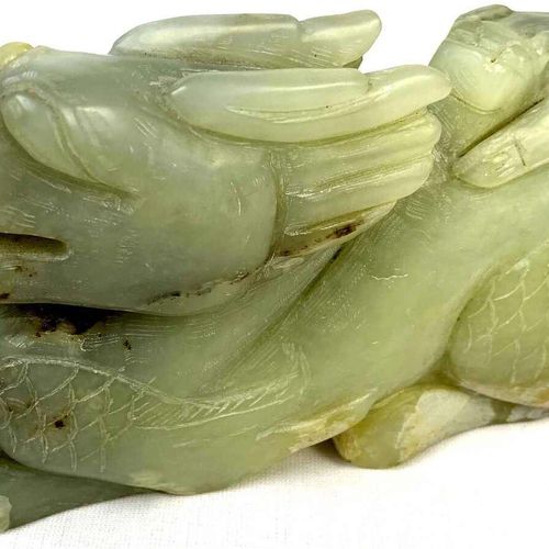 CHINA und Südostasien China Varia Figurine de dragon en jade vert avec un jeune &hellip;