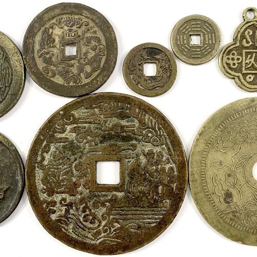 CHINA und Südostasien China Amulette 8 amuleti vari in bronzo fuso, tra cui un g&hellip;