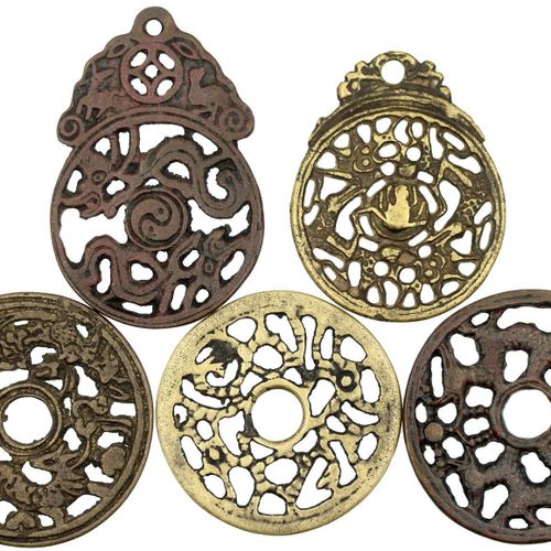 CHINA und Südostasien China Amulette 5 différentes amulettes "open work" en bron&hellip;