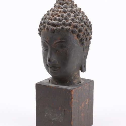 Buddhakopf Fonte de métal, sur socle en bois, socle abîmé, traces d'âge, H total&hellip;