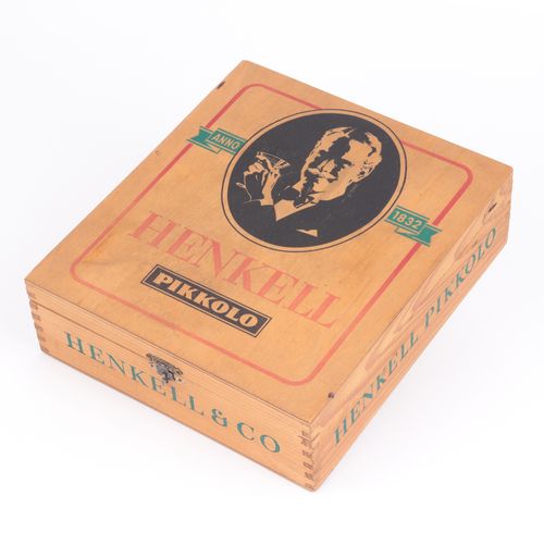 Konvolut Caja de madera con impresión publicitaria de Henkell, 2 figuras de Elas&hellip;