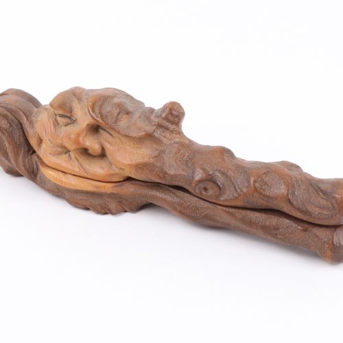 Nussknacker 木雕，微笑的侏儒形状，有轻微的老化痕迹，长约22.5厘米