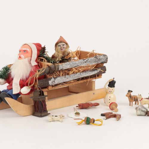 Erzgebirge – Holzschlitten mit Weihnachtsmann 木雕，圣诞父亲的头部和毛毡衣服，金属灯笼，木制雪橇，里面装满了EXC&hellip;