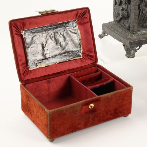 Schatullen u.A. 约1900年，3件，1个手套和1个珠宝盒（里面的镜子不见了），红色天鹅绒，黄铜配件，严重磨损，年代不详，长31和16.5厘米，1&hellip;